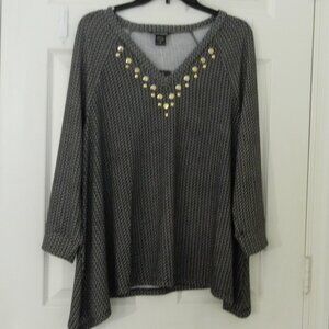 Robert Louis Black White Shirt Geo Swing V-neck Sz M  3/4 Sleeve NWT